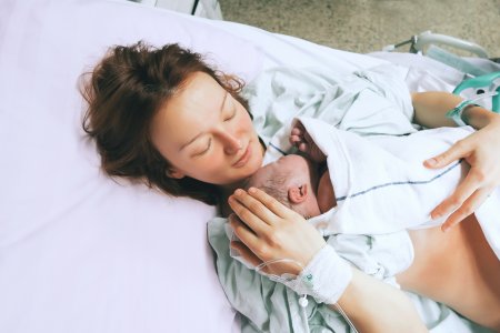 Jakie podkłady poporodowe wybrać? Wyprawka mamy do szpitala