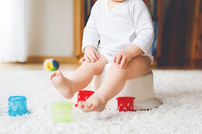 Zaparcia u niemowląt. Jak pomóc zrobić kupkę w domu?